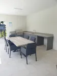 Modern 2 Bed walking distance to the beach