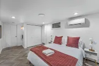 Luxe 10 guest Cottage Ski/Golf/Fire Pit/Lakes/Hike Hotels in Vernon