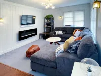 Niagara Dreamhouse on the lake with Private Beach! Family & Friends Vacation.
