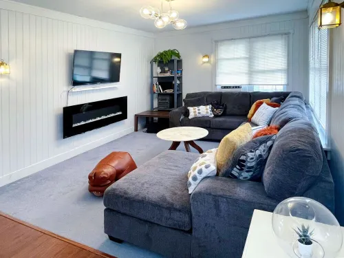 Niagara Dreamhouse on the lake with Private Beach! Family & Friends Vacation. Hotels in Wainfleet