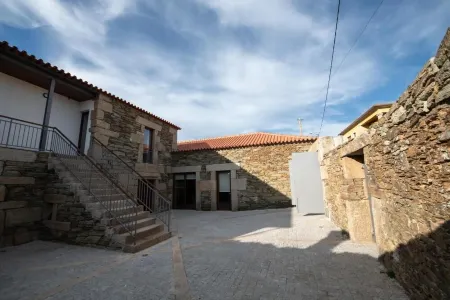 Old house restored in Douro, 5 km from Vila Real. Comfort and tranquility. Отели рядом с достопримечательностью «University of Trás-os-Montes and Alto Douro»