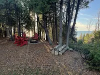 休倫湖畔崖坡上的湖景小屋，配有通往沙灘的私人樓梯