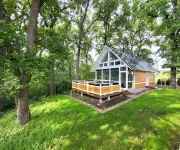 Beautiful lakefront house Hotels in 