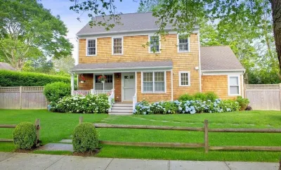 Heart of East Hampton Village with Outdoor Kitchen Các khách sạn gần Drawing Room