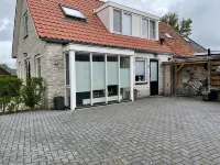 Enjoy a luxury holiday home, close to the IJsselmeer and beach