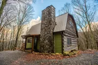 Serene Mtn cabin, views, hot tub, skiing, hiking, close to Asheville North Carolina Welcome Center 주변 호텔