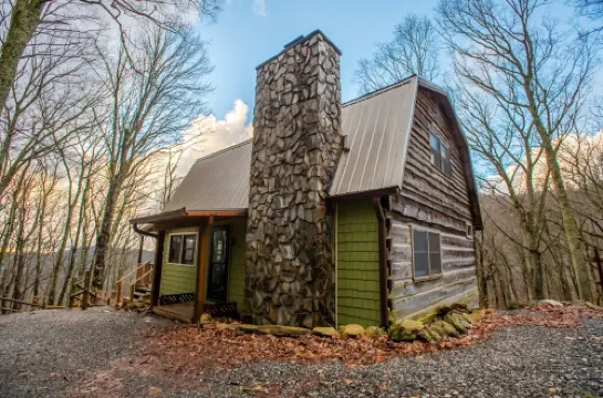 Serene Mtn cabin, views, hot tub, skiing, hiking, close to Asheville
