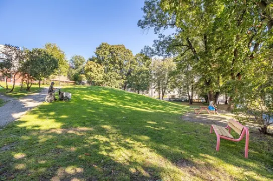 * CENTRAl * COZY * KiNG BED *