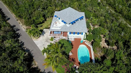 Blue Tang - Newly Renovated Bahamian Villa, minutes to the ocean! Отели в г. Элбоу Кей