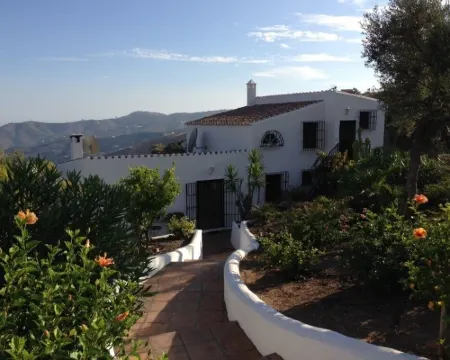 Idyllic country house with pool and fantastic sea view Hotels in Frigiliana