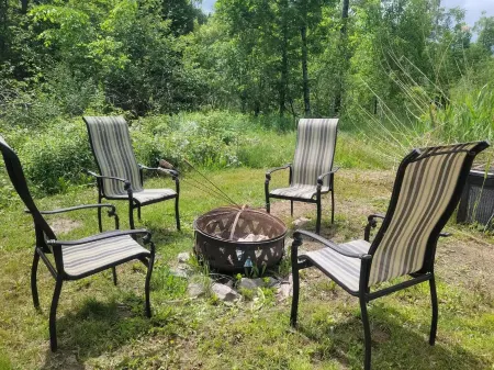 Nature lover’s retreat in the forest. Near hiking, skiing, swimming, etc Отели в г. Ле Коллин-де-л'Утауе