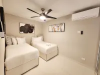 6 guests, 4 min Walk to Private Beach, casino, bowling alley and much more !