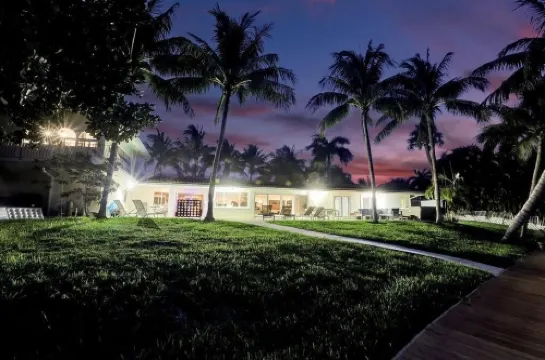 Waterfront 6BR Heated Pool Jacuzzi Close To Beach