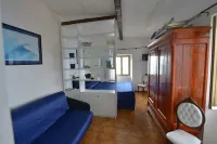 In Riomaggiore Cinque Terre with breathtaking sea view 聖若翰洗者堂附近的飯店