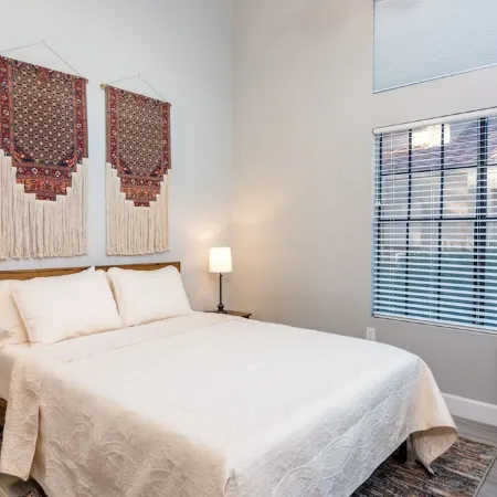 Walk to Cubs stadium ! Centrally Located Cozy Modern Condo