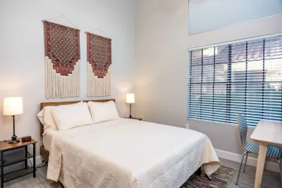 Walk to Cubs stadium ! Centrally Located Cozy Modern Condo Hotels near Lake Ramada