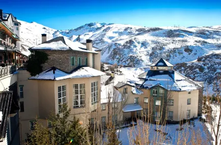 Hotel Apartamentos Trevenque Отели рядом с достопримечательностью «Estación de esquí Sierra Nevada»