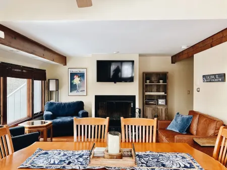 Gorgeous 3 Bedroom 3 Bathroom Getaway on Lake Galena