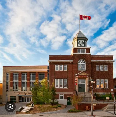 A loft retreat on a private street within walking distance to downtown!