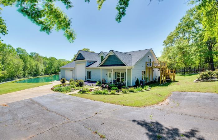 Walk to Lake: Hiram Hideaway w/ Shared Gazebo!