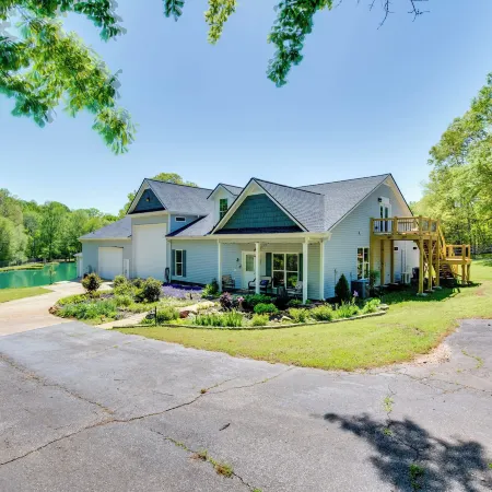 Walk to Lake: Hiram Hideaway w/ Shared Gazebo!