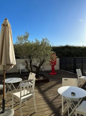 Le B Complexe Hôtel Отели в г. Шазе-д'Азерг