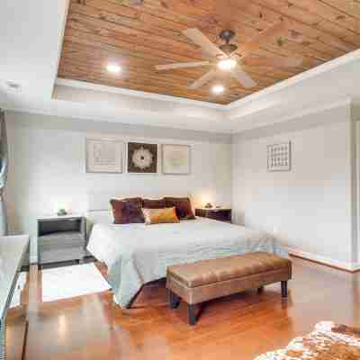 Modern Virginia Beach Retreat in Resort District! Rooms