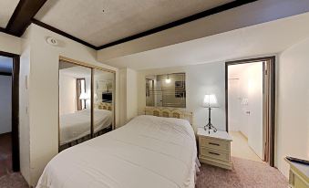Two Bedroom Units at 1849 Condos with 3 Hot Tubs & Slopeside