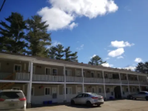 Pinedale Inn Hotels in Gravenhurst