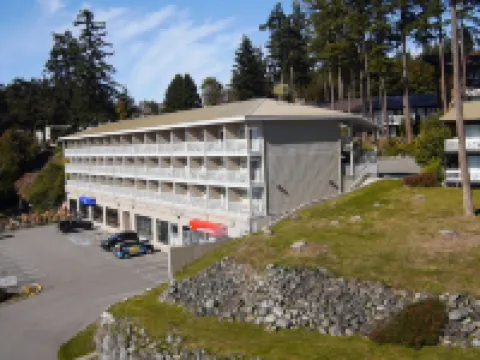 Beach Gardens Resort and Marina Hotels in qathet