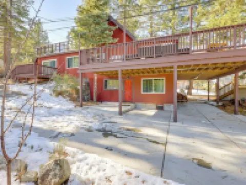 Wraparound Deck & Grill: Wrightwood Cabin Near PCT Hotels in Wrightwood