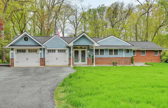 距華盛頓14英里的度假屋，帶庭院和日光室！