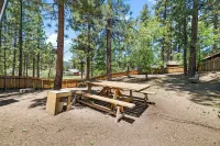 Highland Hideaway - Walk to Lake & Village, Pet Friendly, Fenced Yard - Evcil Hayvan Kabul Edilen Alan