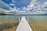 Northern Nights Beachfront Cottage in Kalkaska Hotels in Kalkaska County