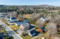 Walk to Village! Family-Friendly Gem in East Burke - WiFi