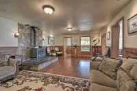 Historic Mariposa Stagecoach Stop w/ Gas Fire Pit! - spa