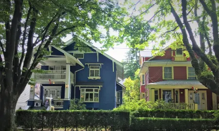 Douglas Guest House Отели рядом с достопримечательностью «Дэвид Томпсон Секондари Скул»