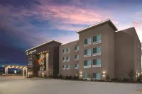 La Quinta Inn & Suites by Wyndham Dallas Northeast-Arboretum Hotels in Garland