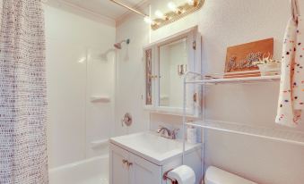 7 Mi to Dtwn: Pet-friendly Abode in Seattle!