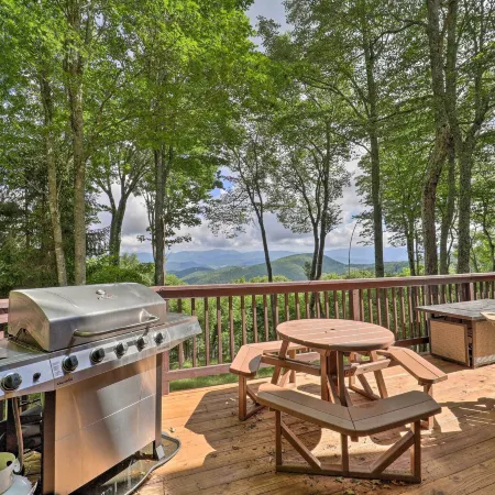 Hot Tub & Scenic Views: Beech Mountain Retreat