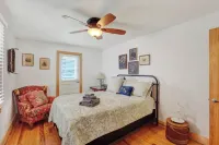 Entire Downtown Gettysburg Historic 4Br/3BA Home, Sleeps 8 with Free Parking