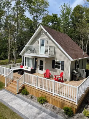 Cozy cabin style cottage tucked into the woods with a view of the water. Hotels near Howards Cove Lighthouse