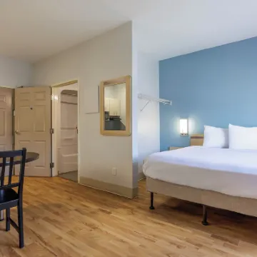 Studio 6 Toronto - Mississauga with Kitchenettes Hotels near Kariya Park
