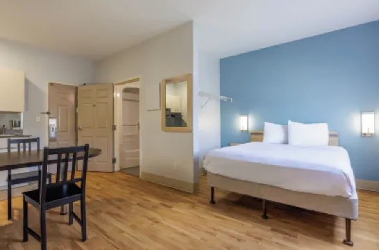 Studio 6 Toronto - Mississauga with Kitchenettes Hotels near Art Gallery of Mississauga