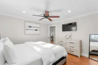 Waking Up Norman Lakefront Getaway, Fire Pit & Lake Views