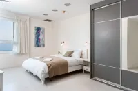 Luxury 2BR Apt w Balcony 2 min Walk from Beach โรงแรมใน