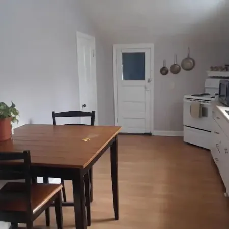 Cozy 1 Bedroom in Highland Square, pets welcome!!