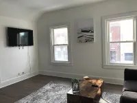 Historic downtown upper loft. 6 blocks to the beach 🌊