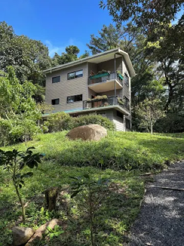 Bright Forest Retreat – 2BR w/ Balcony, Walk to Town, Birds & Wildlife