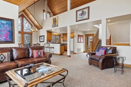 Russell Home by AvantStay Expansive Deck Stunning Views Hot Tub